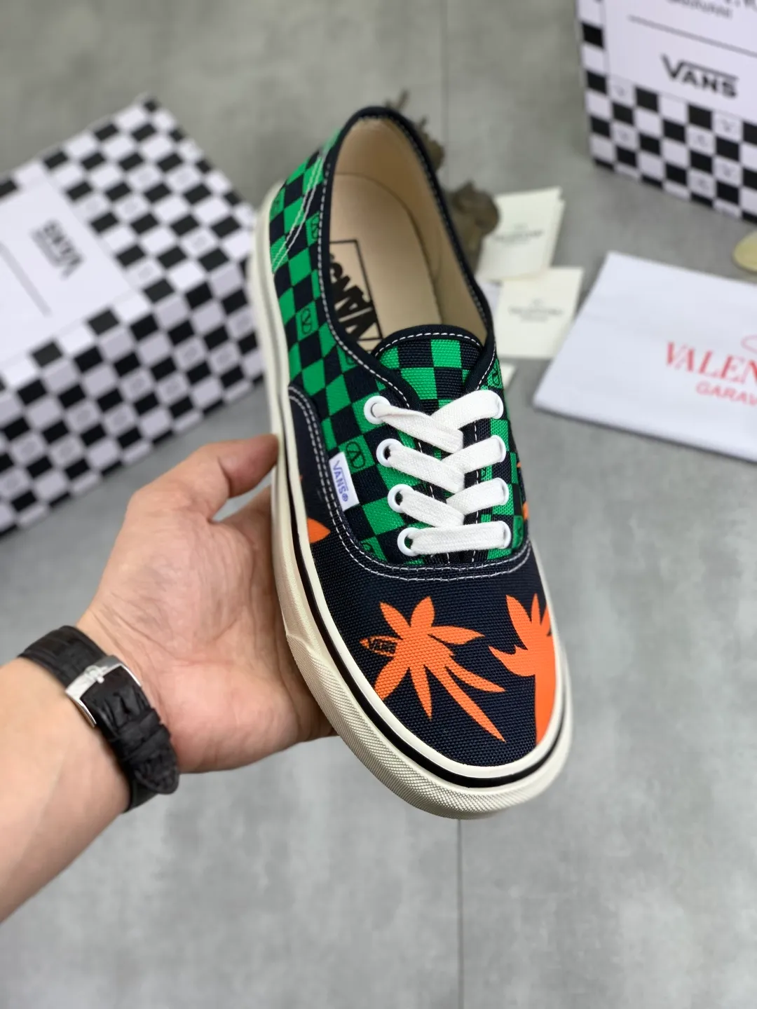 Men's shoes 💰P460 New Valentino❌Wans co-branded Valentino and Vans release new co-branded sneakers, integrating Valentino's Italian high-definition aesthetics and Vans's free and authentic spirit, giving classic shoes a personality that spans the ages. Many stars - Jolin Tsai. Yang Zi. Liu Wen. Ma Baiquan. Choi Soobin. freen. Song Zuer. JJ Lin. zel. Cecilia Cheung. shark. Xin Yunlai...Same style. Female model: 35-42 (41.42 is custom-made and non-refundable) Men's model: 39-46 (45.46 is custom-made and non-refundable)